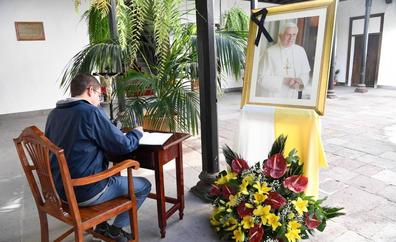 Ya puede anotar sus condolencias por Benedicto XVI en la sede del Obispado de Canarias