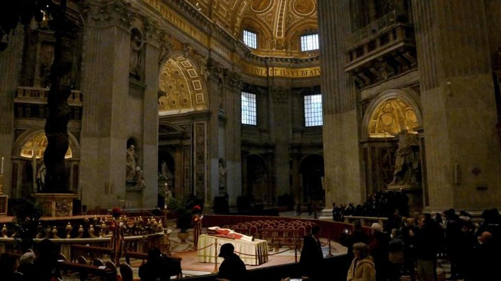 La capilla ardiente de Benedicto XVI, en imágenes