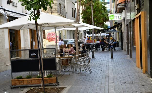 Los vecinos de Joaquín Costa aplauden el límite a las terrazas y los empresarios lo recurrirán