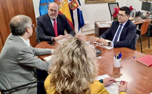 Los cabildos grancanario y tinerfeño comprarán juntos el gasoil de las guaguas