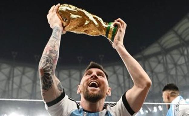 La copa falsa que Messi levantó tras la final del Mundial