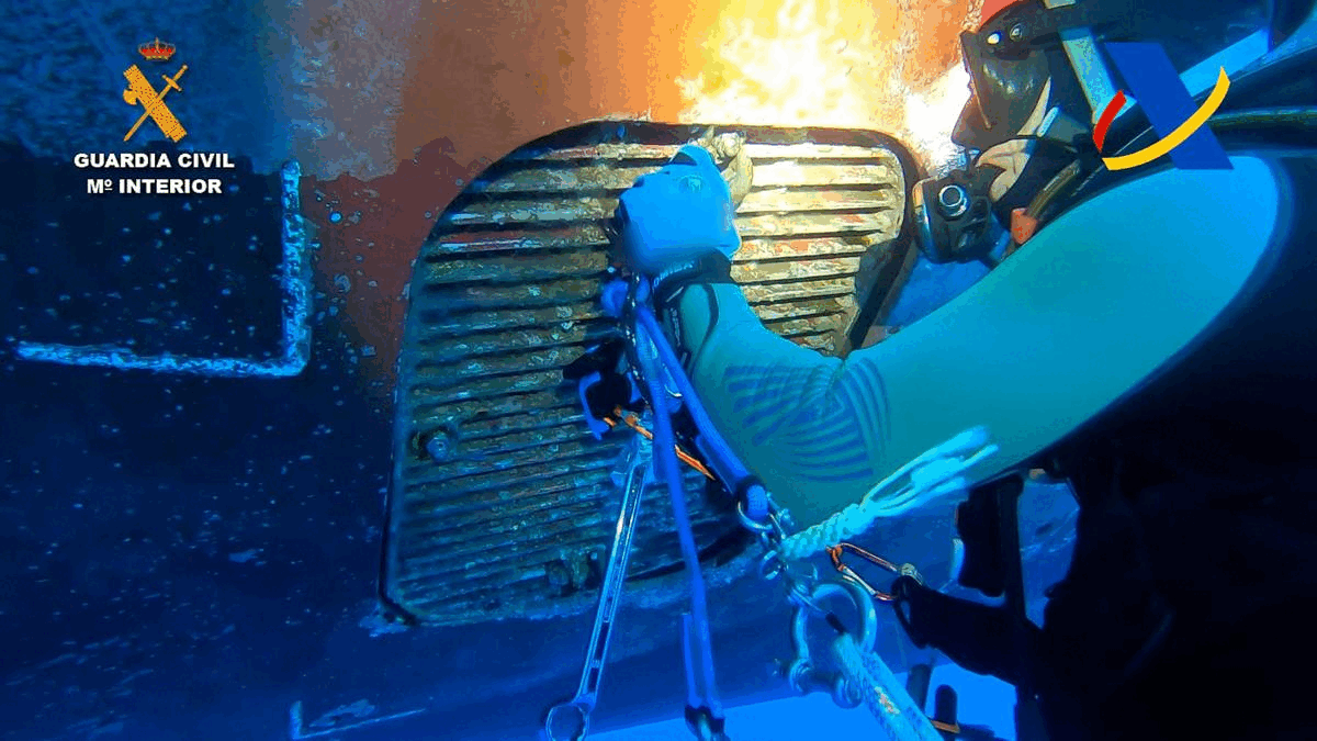 Espectacular operación subacuática para extraer droga de un barco en el puerto de La Luz