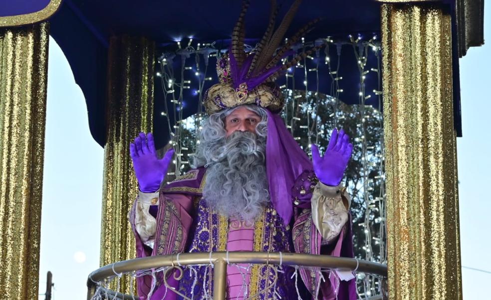 Los Reyes Magos recorren Vecindario ante miles de personas
