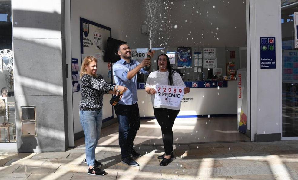 Los loteros canarios, «felices» tras repartir el segundo premio del 'Niño'