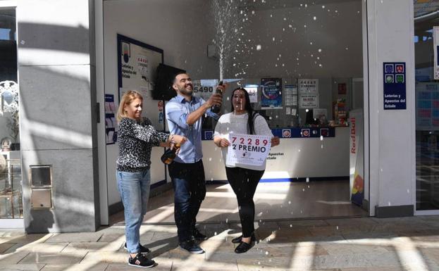 Los loteros canarios, «felices» tras repartir el segundo premio del 'Niño'
