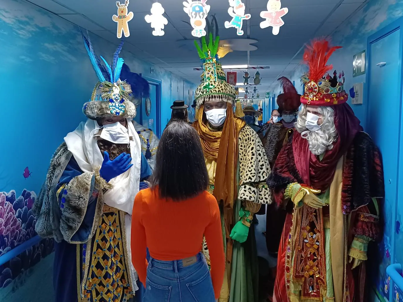 Los Reyes Magos de Oriente visitan a los niños ingresados en el HUC