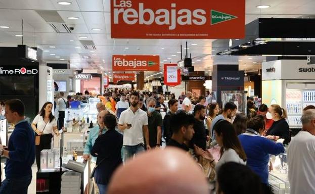 Los cambios y los descuentos colapsan las zonas comerciales el primer día de rebajas