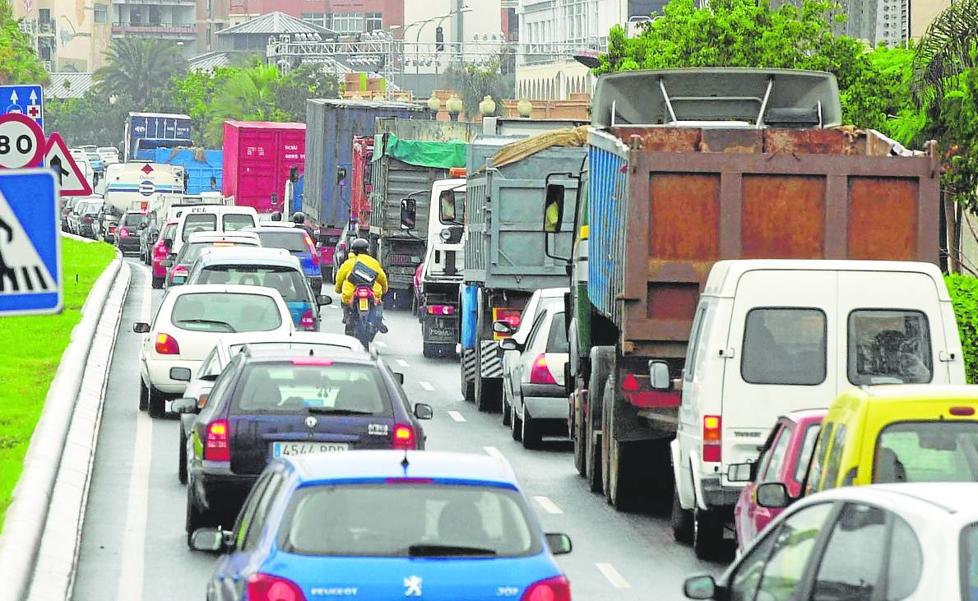 Los transportistas pierden cada día el 20% de su jornada laboral «atascados» en el istmo