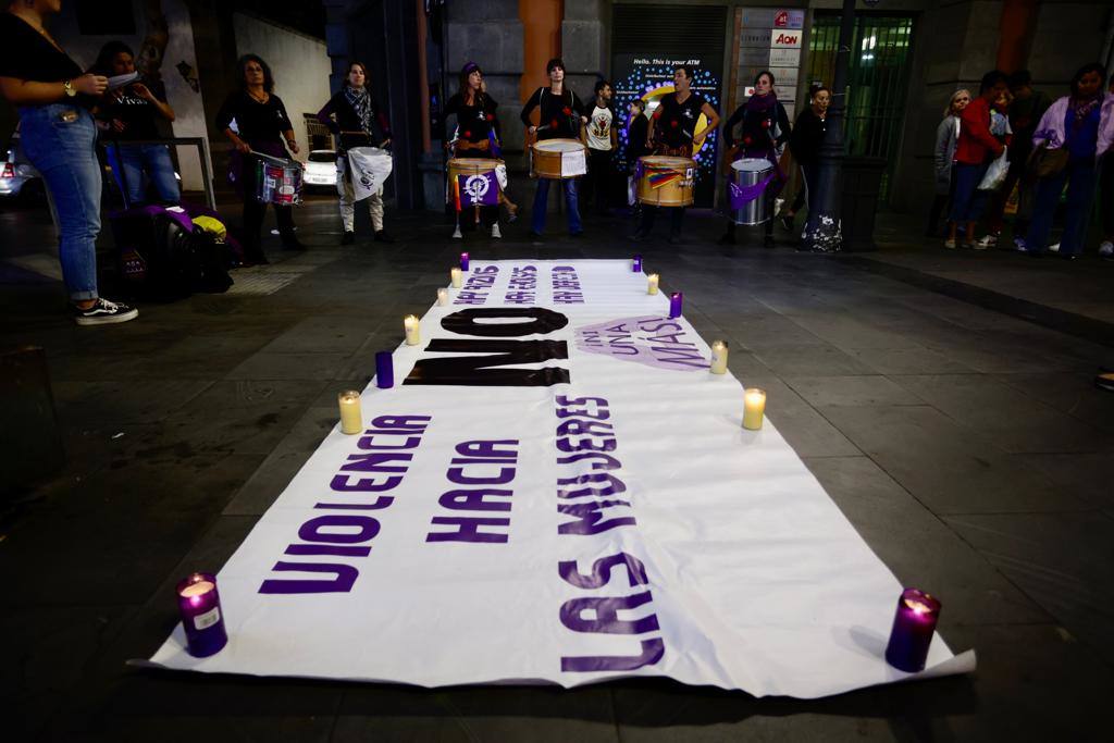Concentración de la Red Feminista de Gran Canaria en repulsa por el asesinato machista en Tenerife