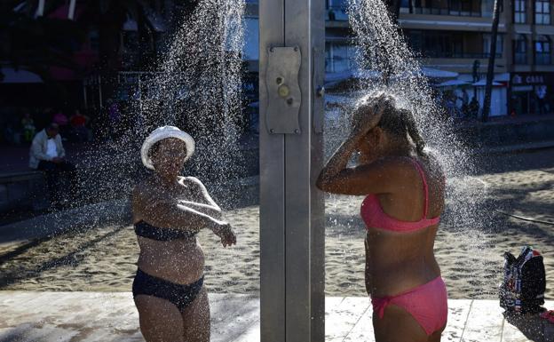 Sin agua en cuatro zonas de duchas en Las Canteras