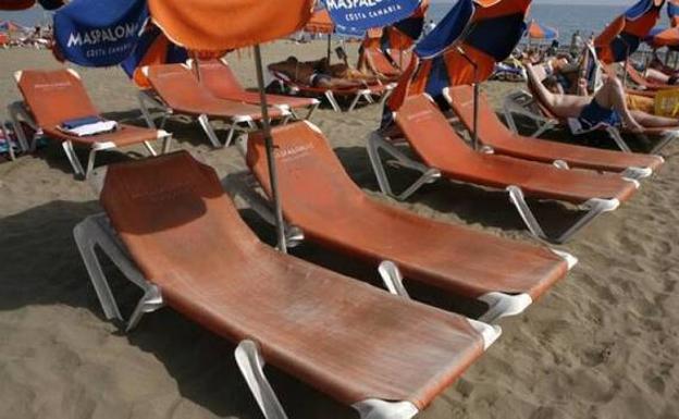 El PSOE insta a Narváez a reunirse con los trabajadores del servicio de hamacas y sombrillas