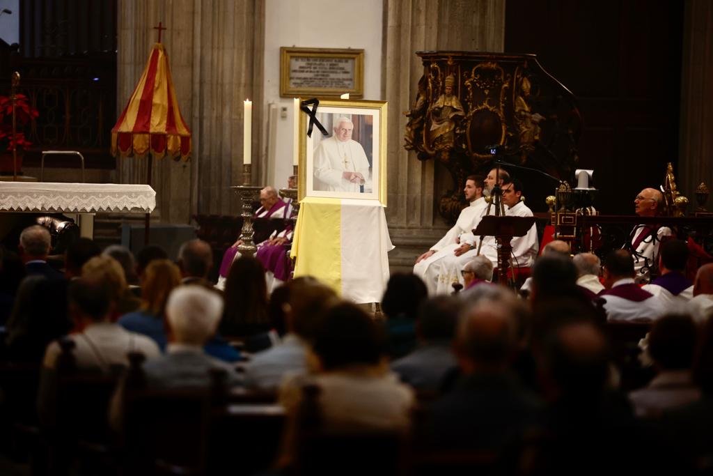 Funeral por Benedicto XVI en la Catedral de Santa Ana