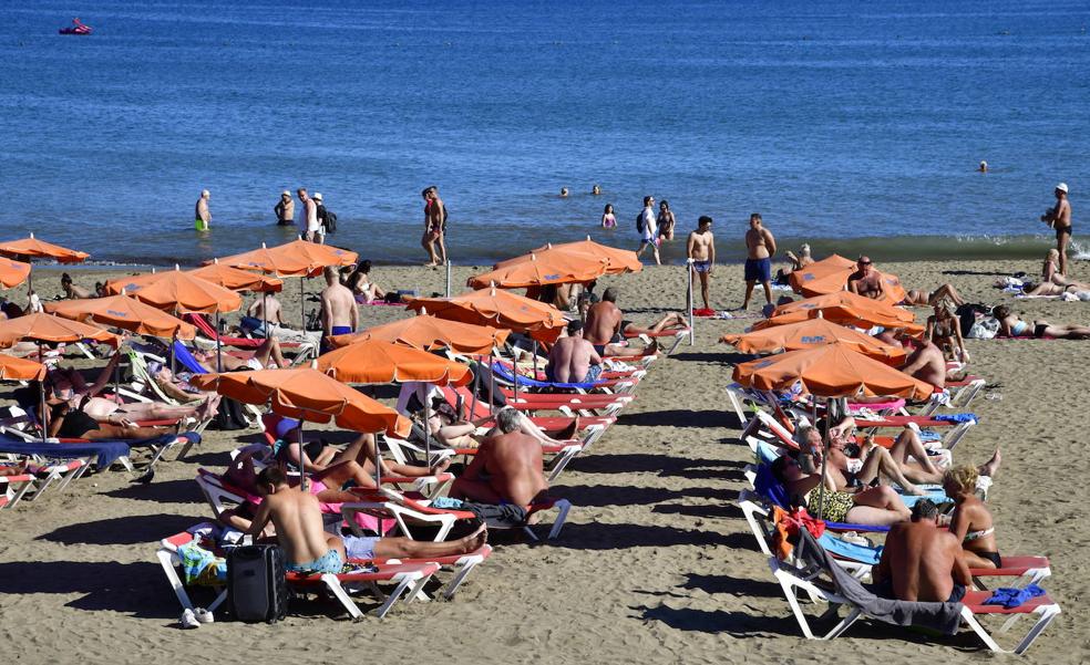 UGT Canarias insiste en su rechazo a la externalización del servicio de hamacas en el sur