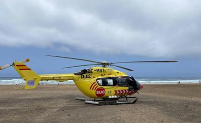 Trasladan en helicóptero a una persona semiahogada en Fuerteventura
