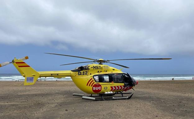Trasladan en helicóptero a una persona semiahogada en Fuerteventura