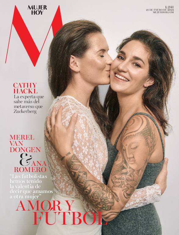 Las futbolistas Merel Van Dongen y Ana Romero, en portada 'Mujer Hoy'