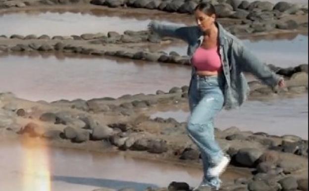 Anabel Pantoja se pasea por Canarias