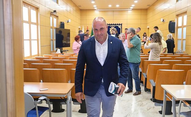 «Deje de convocar consejos de gobierno ilegales, señor Lloret»