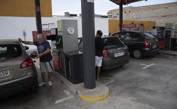 El consumo de gasolina cae un 30% en enero tras la burbuja del fin de la ayuda de los 20 céntimos