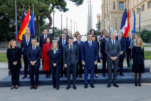 Sánchez y Macron posan con los responsables de ambos países en la cumbre hispano-francesa.