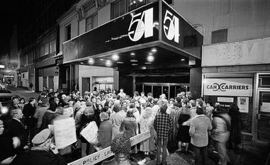 Entrada de Studio 54. La puerta se llenaba de gente que deseaba descubrir cómo era la noche en el local./GETTY IMAGES