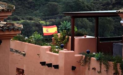 Guerra por la bandera de España en una urbanización de Málaga
