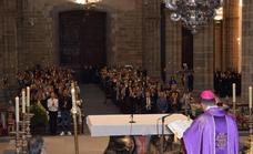 Más de 400 personas llenan la Catedral de Santa Ana en la primera misa funeral de Mémora