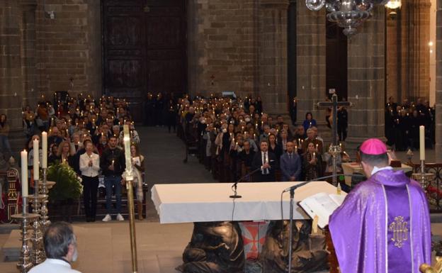 Más de 400 personas llenan la Catedral de Santa Ana en la primera misa funeral de Mémora