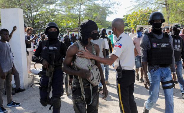 Policías siembran el caos en Haití por la pasividad del Gobierno ante el asesinato de compañeros