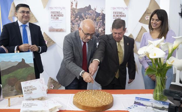 15 parrandas y 12 grupos vecinales ponen música y comida al Almendro en Flor