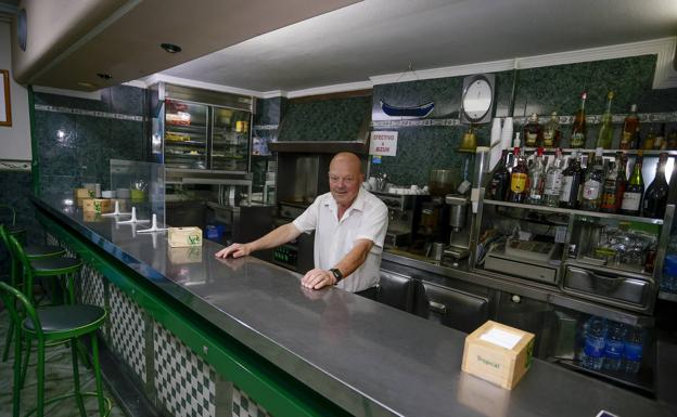 Paco Ramírez, en una panorámica general del bar-cafetería, que ahora, tras este cierre temporal, experimementará algunos cambios. 