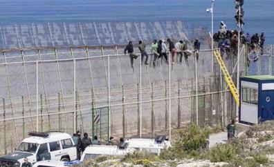 Marlaska fulmina al comandante de Melilla tras exigir un protocolo para los guardias en la valla