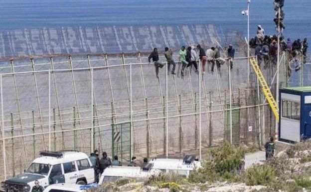Marlaska fulmina al comandante de Melilla tras exigir un protocolo para los guardias en la valla