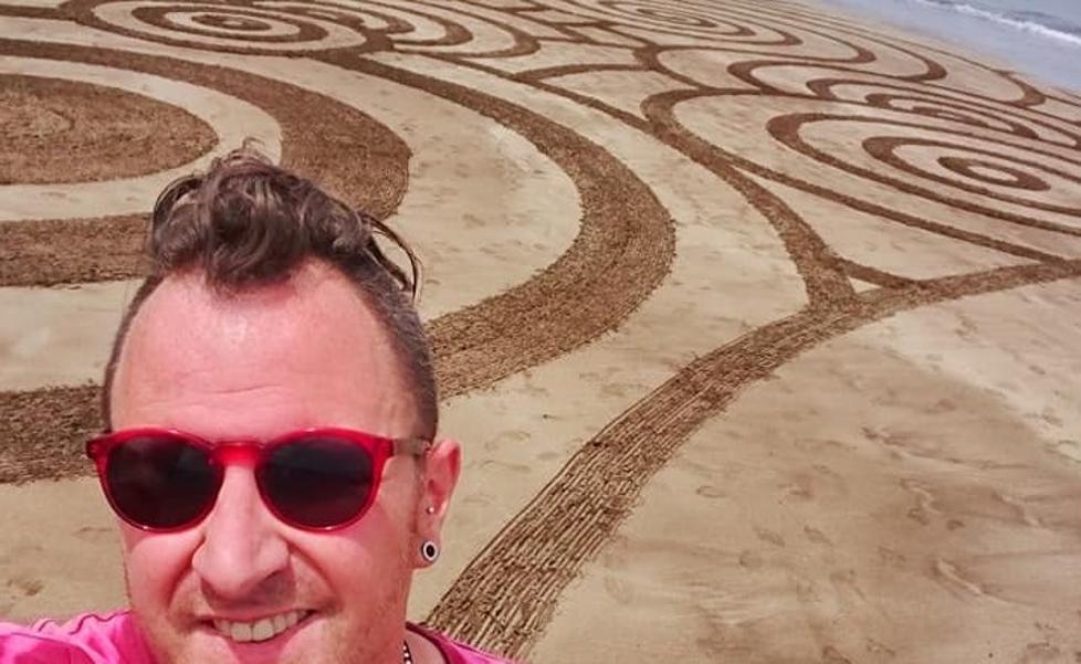 Descubierto el misterioso artista de los círculos en las playas de Lanzarote