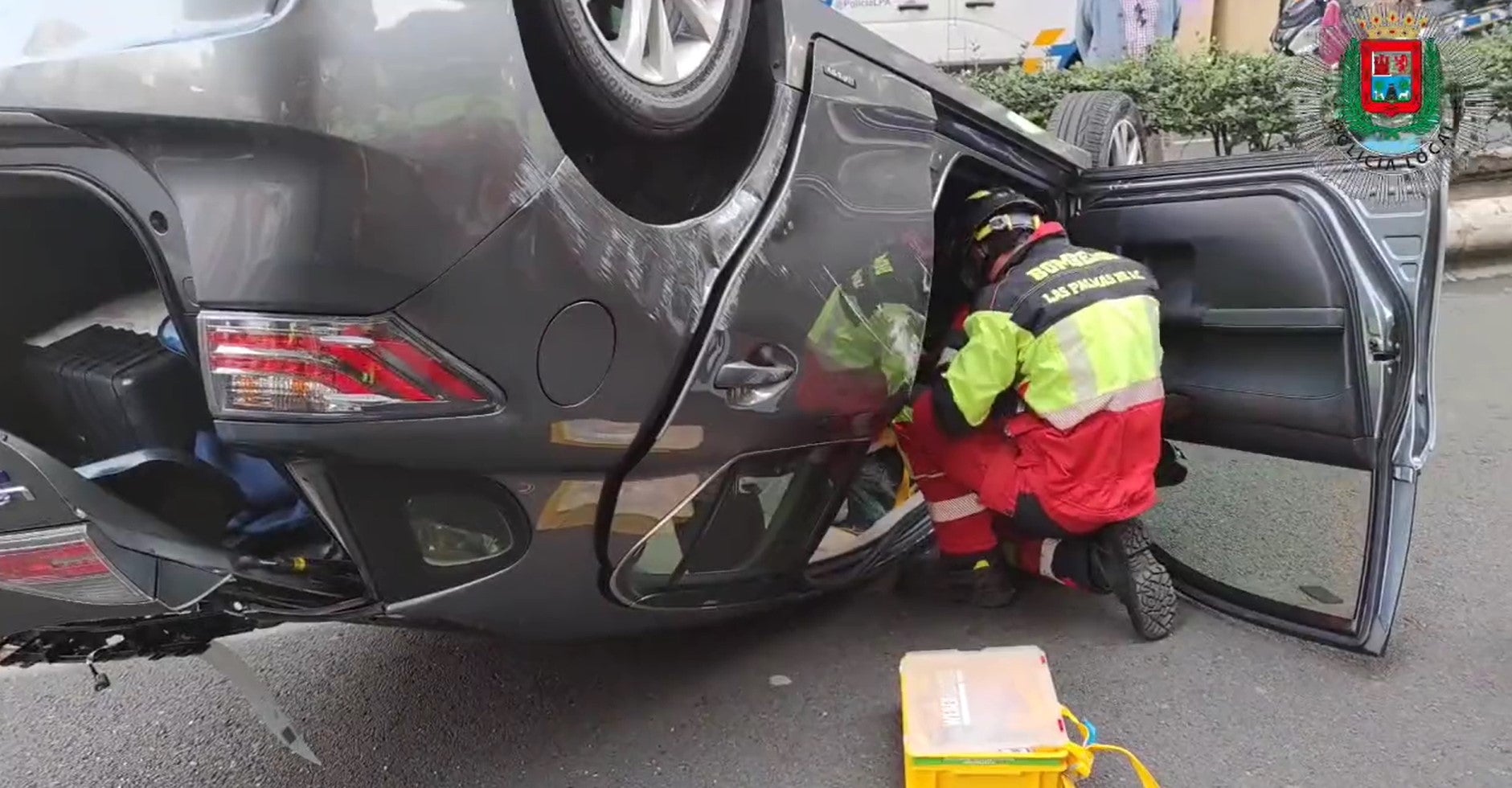 Otro vehículo vuelca en la capital grancanaria en una jornada accidentada
