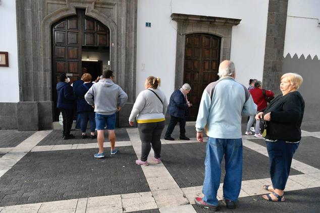 La parroquia de Santo Domingo reparte cordones con motivo del día de San Blas