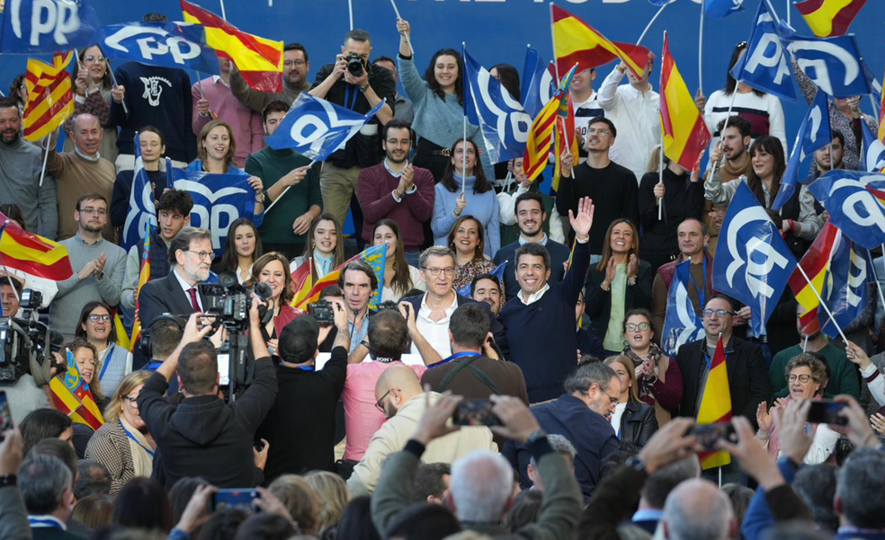 Feijóo culpa a Sánchez de los efectos «letales» de la ley del 'sí es sí' en un clima de euforia en el PP