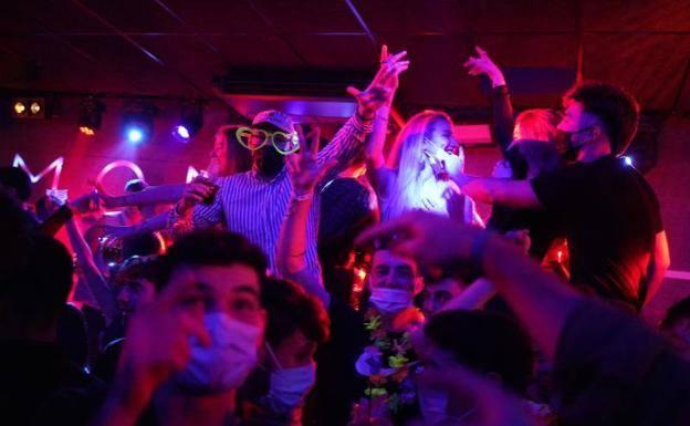 Ordenan indemnizar y readmitir a una camarera que se negó a trabajar con poca ropa