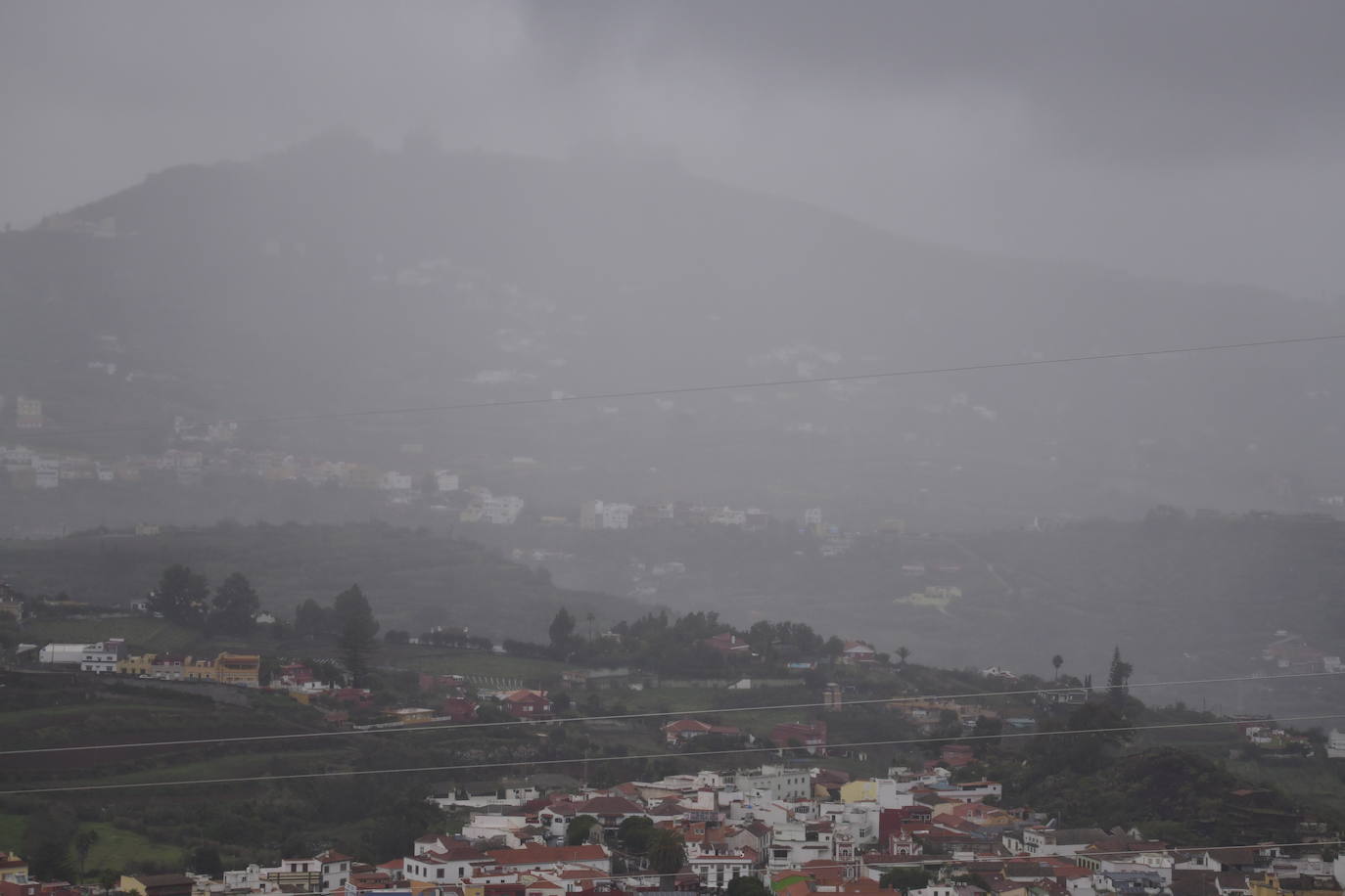 Chubascos, calima y nieve este domingo en Canarias