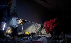 Turquía y Siria buscan entre los escombros a más supervivientes del seísmo