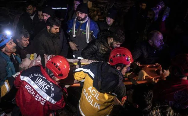 Turquía y Siria buscan a miles de personas enterradas bajo los escombros