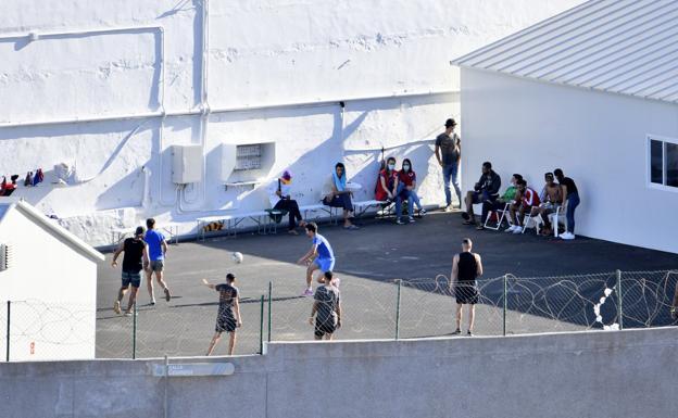 Madrid destina 25,5 millones a servicios de acogida de inmigrantes en Canarias