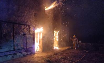 Espectacular incendio en una casa abandonada en Tías