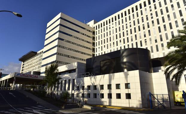 Detenido tras irrumpir en el Insular armado con un palo