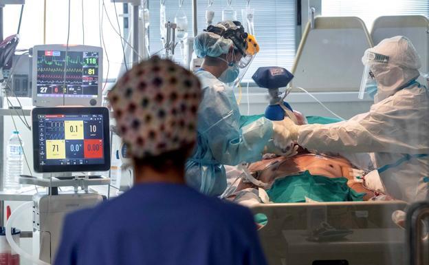 Canarias suma un fallecido y 226 casos de covid en mayores de 60