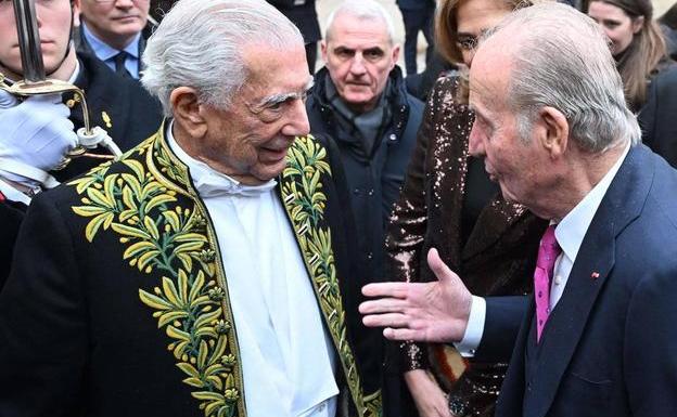 Macron invita al rey emérito y a Vargas Llosa a cenar al Palacio del Elíseo