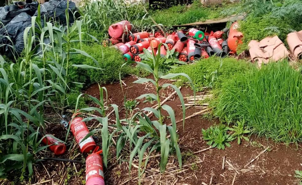 Medio Ambiente acumula extintores vacíos en Osorio, al aire libre