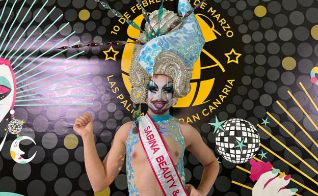 «Desde pequeñito veía las galas y creaba mis vestuarios con periódicos»