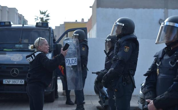 Vigilantes en cada portal en el edificio de Castillo desalojado por la Justicia
