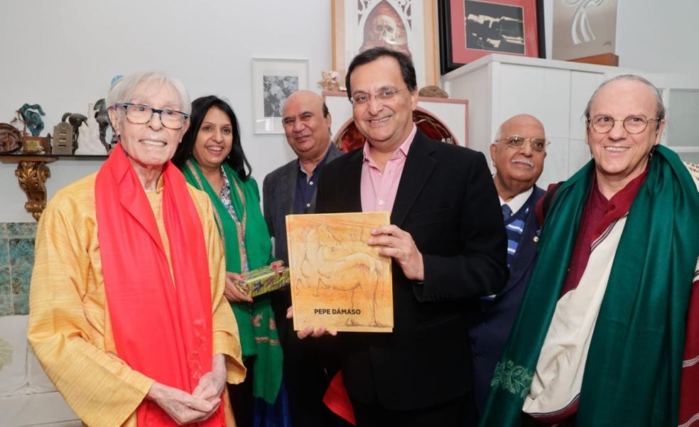 El embajador de La India visita al artista Pepe Dámaso